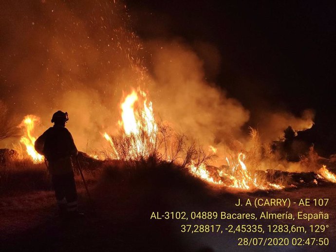 Labores de extinción en el incendio de Bacares