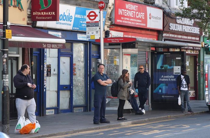 Personas en Londres durante la pandemia de coronavirus en Reino Unido