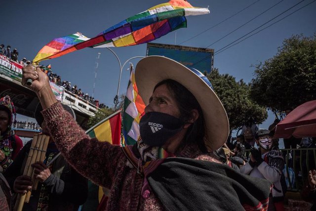 Una mujer con una bandera wiphala y mascarilla durante la movilización para protestar contra la postergación de las elecciones generales de Bolivia. 