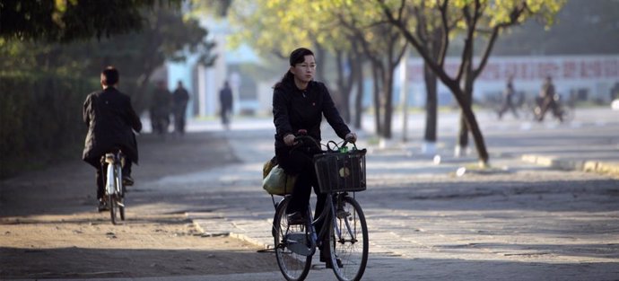 Una mujer en bicicleta en la ciudad de Wonsan, en Corea del Norte.