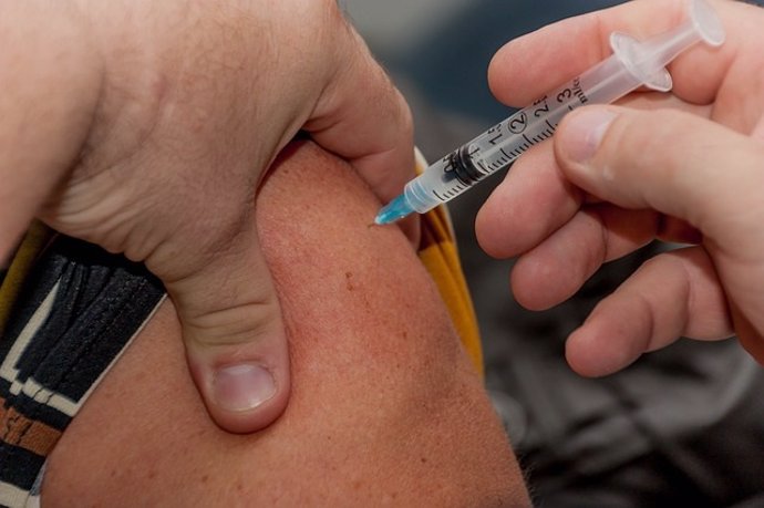 La vacuna contra la gripe podría proteger contra complicaciones cardíacas y acci
