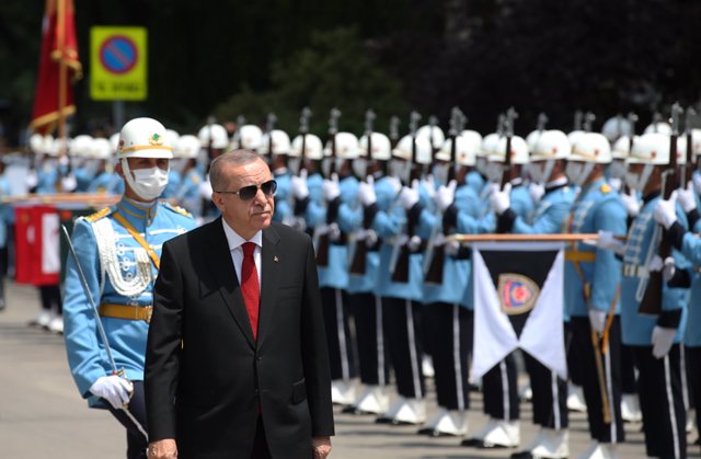 Recep Tayyip Erdogan pasa revista a la guardia de honor en una ceremonia de la Gran Asamblea Nacional de Turquía