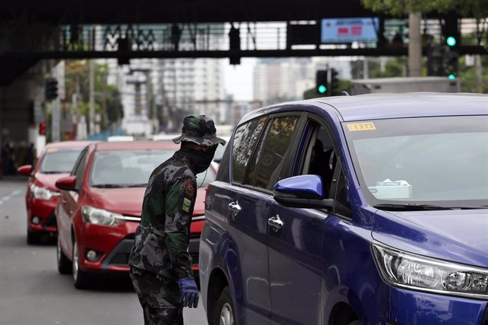 Un soldado en un puesto de control cerca de Manila en plena pandemia de coronavirus