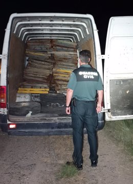 Agente de la Guardia Civil junto al material robado en una empresa de Cortes