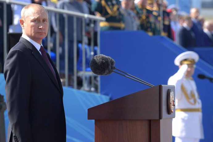 Putin en un desfile militar con motivo del Día de la Marina en San Petersburgo