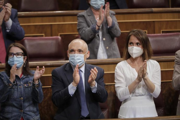 La portaveu del Grup Socialista al Congrés dels Diputats, Adriana Lastra; i el secretari general del Grup Socialista al Congrés Rafael Simancas, a l'hemicicle.