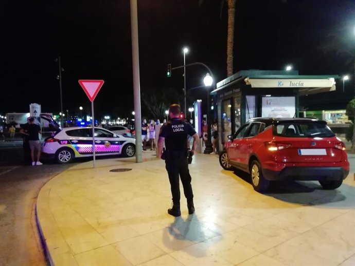 El vehículo junto al kiosko contra el que colisionó.