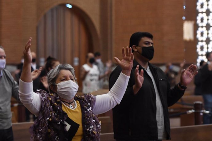 Feligreses con mascarilla en una misa en la Basílica de Nuestra Señora Aparecida de Sao Paulo