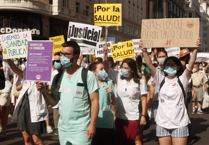 Participantes portan pancartas reivindicativas en una manifestación de los médicos internos residentes (MIR) en Madrid (España), a 27 de julio de 2020. 