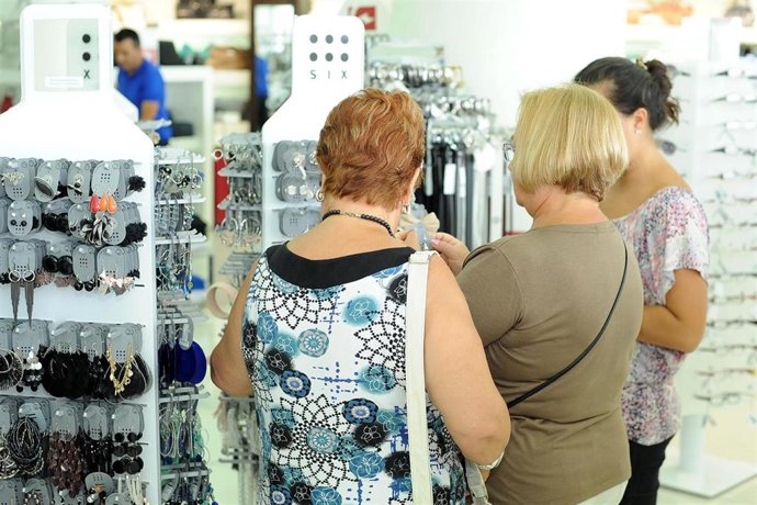 Tres mujeres compran en una tienda
