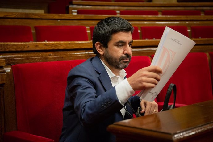 El conseller de Treball, Afers Socials i Famílies, Chakir el Homrani, durant una sessió al Parlament. Barcelona, Catalunya (Espanya), 7 de juliol del 2020.
