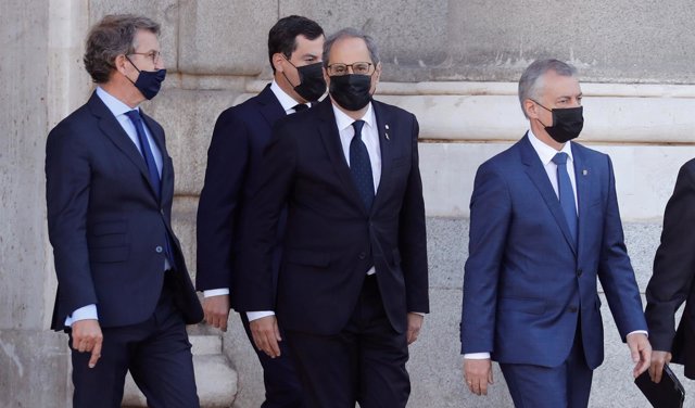 el presidente de la Junta de Andalucía, Juan Manuel Moreno y el presidente de la Junta de Galicia, Alberto Núñez Feijóo(de dcha a izda) a su llegada al Patio de la Armería del Palacio Real.