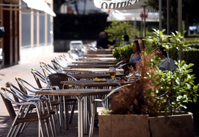 Varias personas disfrutan en una terraza, en Madrid (España), a 6 de julio de 2020.