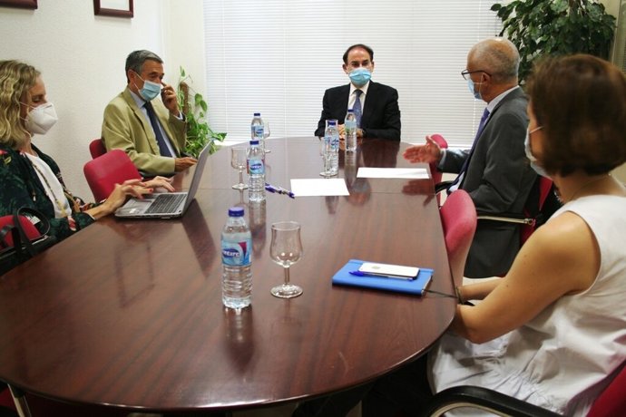 Imagen de este miércoles de la reunión entre el presidente de la CEA, Javier González de Lara, y el presidente de CTA, Francisco Mochón.