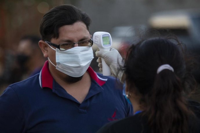 Control de temperatura para acceder a un estadio en Nicaragua
