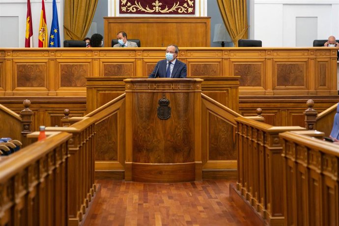 El consejero de Hacienda y Administraciones Públicas, Juan Alfonso Ruiz Molina, desde el estrado de oradores