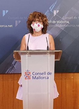 La portavoz de El PI en el Consell, Xisca Mora, en una rueda de prensa