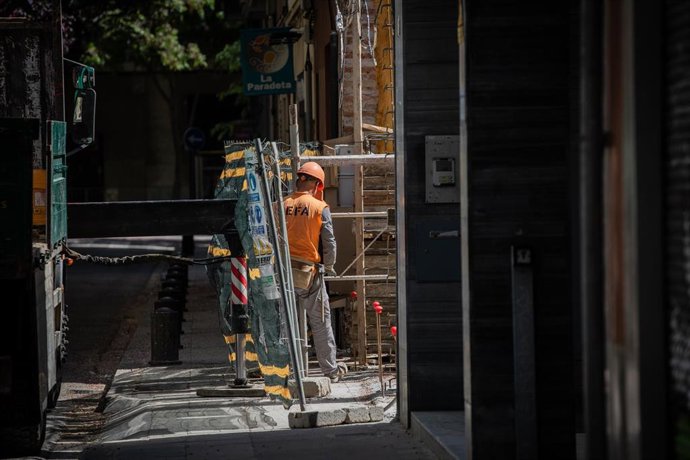 Un operario trabaja en la obra de un edificio, en Barcelona/Catalunya (España) a 28 de abril de 2020.