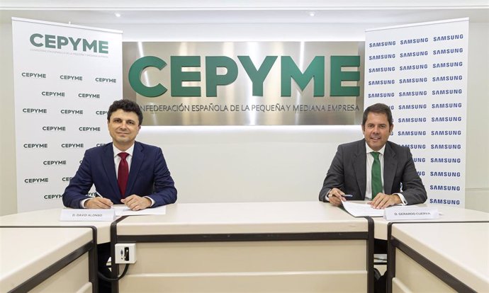 El director de Negocios de Empresa para Samsung España, David Alonso, y el presidente de Cepyme, Gerardo Cuerva, en la firma de un acuerdo