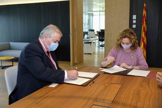 La consellera de Justícia de la Generalitat, Ester Capella, i el deg de l'Illustre Collegi de Notaris de Catalunya, Joan Carles Ollé, signen un conveni perqu tots els departaments disposin d'un notari de torn. Barcelona, 29 de juliol del 2020.
