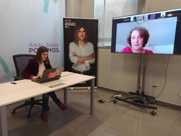 La candidata a lehendakari de Elkarrekin Podemos-IU, Miren Gorrotxategi, en videconferencia con Beatriz Gimeno, directora del Instituto de la Mujer.