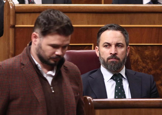 El presidente de VOX, Santiago Abascal (dech) y el portavoz de ERC en el Congreso, Gabriel Rufián.