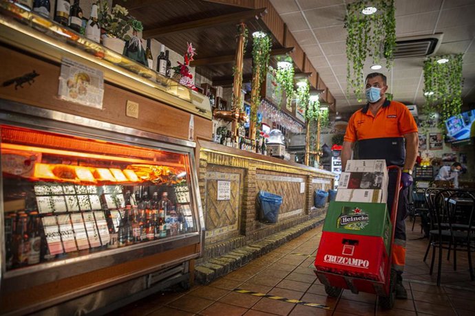 Un repartidor en un bar