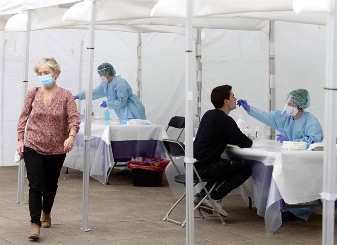 Una sanitaria le realiza un frotis nasal para hacer un test de coronavirus (Archivo)