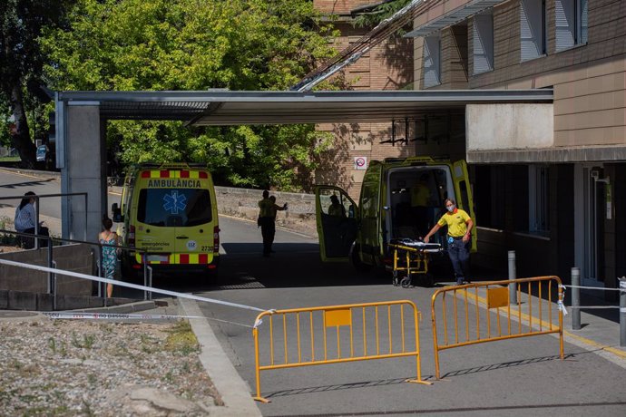 Dues ambulncies a l'Hospital Universitari Arnau de Vilanova. Lleida, Catalunya (Espanya), 6 de juliol del 2020. 