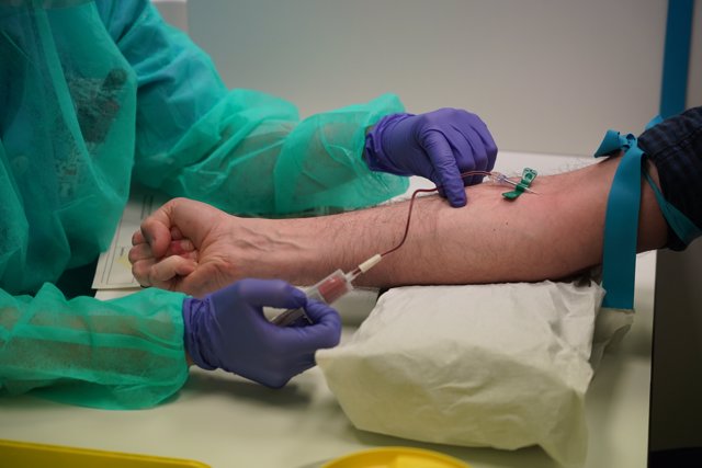 Una sanitaria saca sangre a un paciente para realizar las pruebas del  COVID-19,  a 27 de abril de 2020.