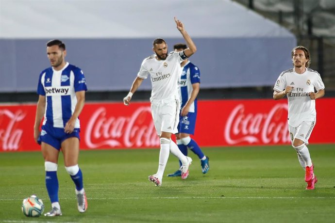 Karim Benzema celebra un gol ante el Deportivo Alavés de LaLiga Santander 2019-2020