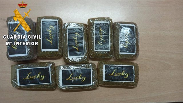 Tabletas de hachís intervenidas a los ocupantes del taxi.