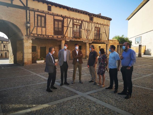 El consejero de la Presidencia, Ángel Ibáñez, en su visita a Peñaranda de Duero (Burgos).