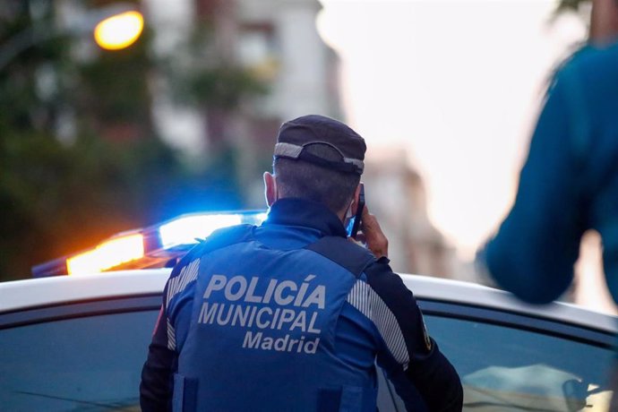 Un agente de Policía Municipal de Madrid. En Madrid, España, a 17 de mayo de 2020.
