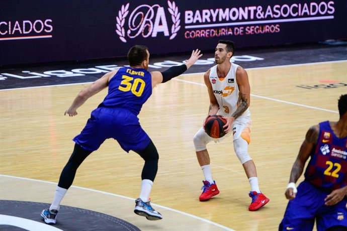 El jugador del Baskonia Luca Vildoza en una acción de la final de la Liga Endesa ante Víctor Claver