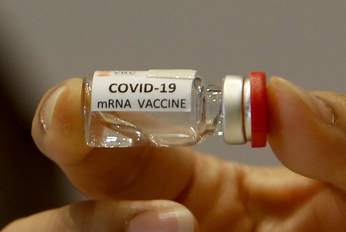 22 June 2020, Thailand, Saraburi: A researcher holds up a mRNA type vaccine candidate for the coronavirus (COVID-19) during a press conference at the National Primate Research Center of Chulalongkorn University.