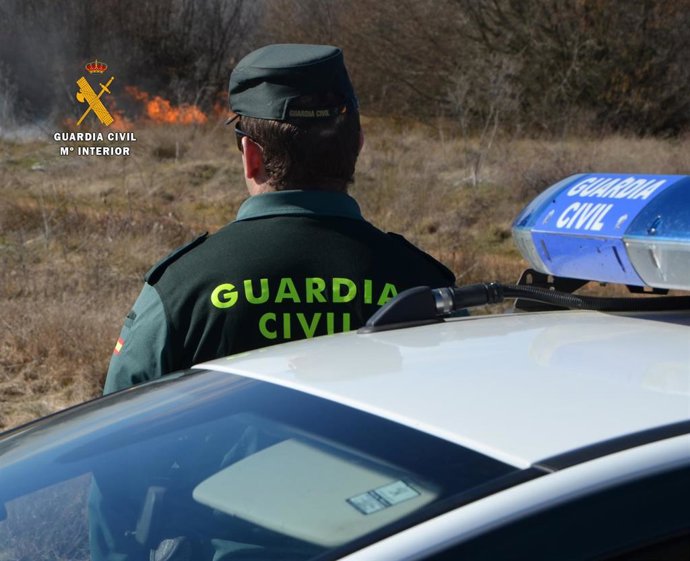 Agente de la Guardia Civl vigila en un incendio en la provincia de Zamora.