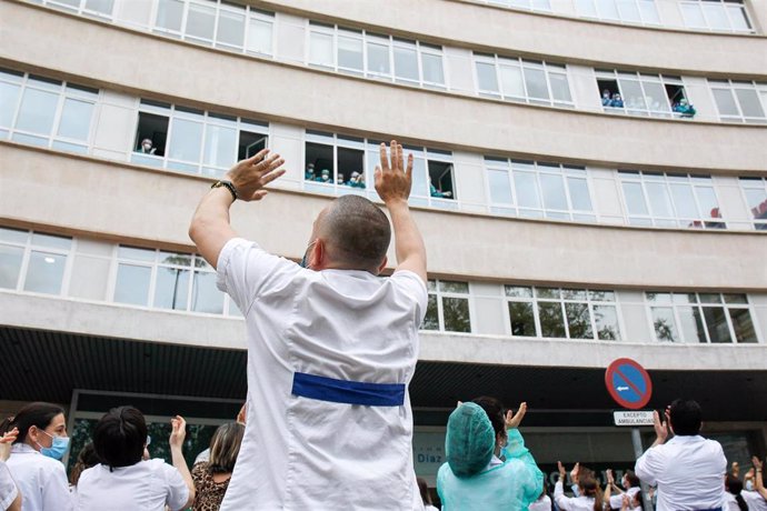 Un sanitario aplaude a sus compañeros durante el homenaje a los Sanitarios del Hospital Fundación Jiménez Díaz celebrado durante la pandemia de Covid-19 en Abril 21, 2020 in Madrid, España