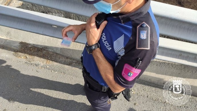 Un policía municipal identifica a una persona en la vía pública