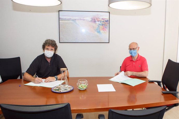 Firma del convenio por Andrés Carbonero Martínez (derecha) y Alberto Urteaga Villanueva