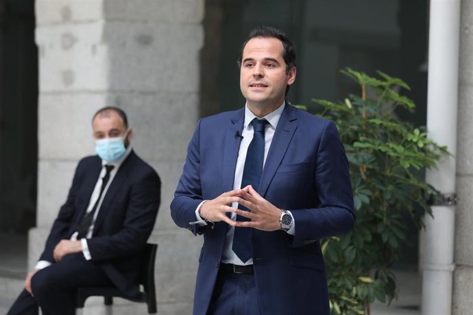 El vicepresidente de la Comunidad de Madrid, Ignacio Aguado (d), y el consejero de Economía, Empleo y Competitividad, Manuel Giménez (i), durante la presentación de las líneas maestras del Plan de Acción para la Reactivación del Empleo.