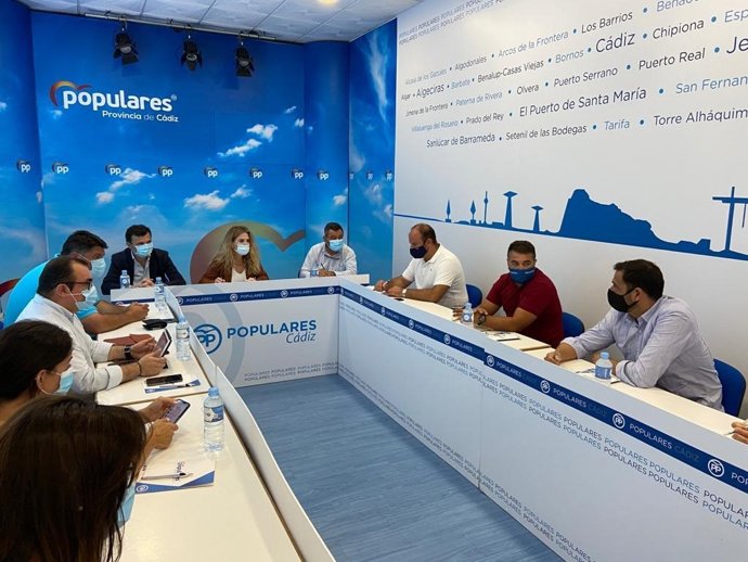 Ana Mestre con representante de la idustria auxiliar