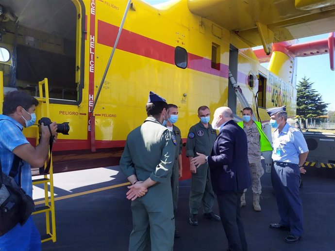 El delegado del Gobierno, Javier Losada, visita un avión anfibio contra incendios en el aeródromo militar de Santiago