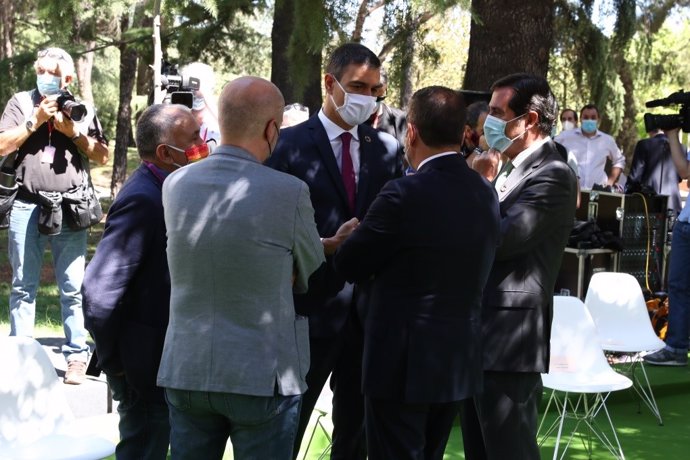 El presidente del Gobierno, Pedro Sánchez, con los agentes sociales tras la firma del pacto por la reactivación de la economía, en Moncloa.