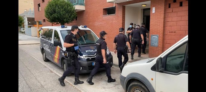 Efectivos de Policía Nacional antes de desalojar una vivienda en la calle Cuba de Guadalajara.