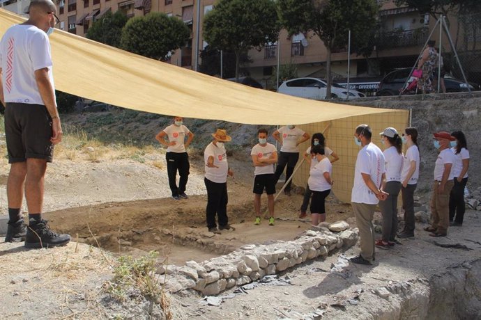 Voluntarios en las excavaciones arqueológicas de Marroquíes Bajos