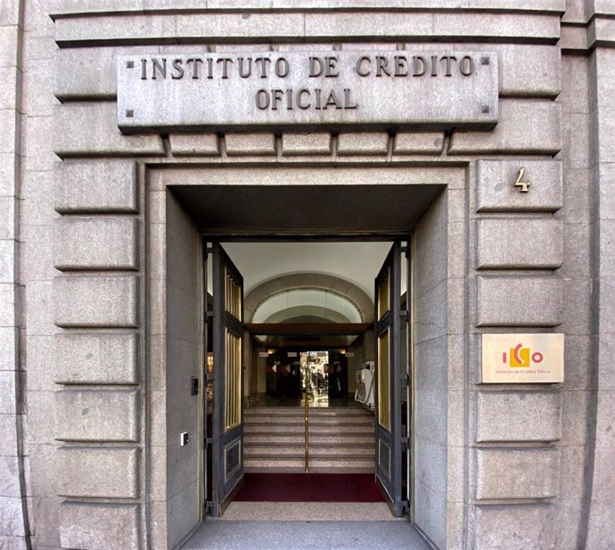 Una de las puertas de acceso de la sede del ICO (Instituto del Crédito Oficial), en el Paseo del Prado de Madrid (España).