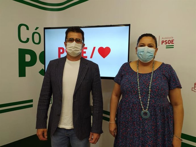 Gabriel González y Lola Amo en la sede del PSOE.
