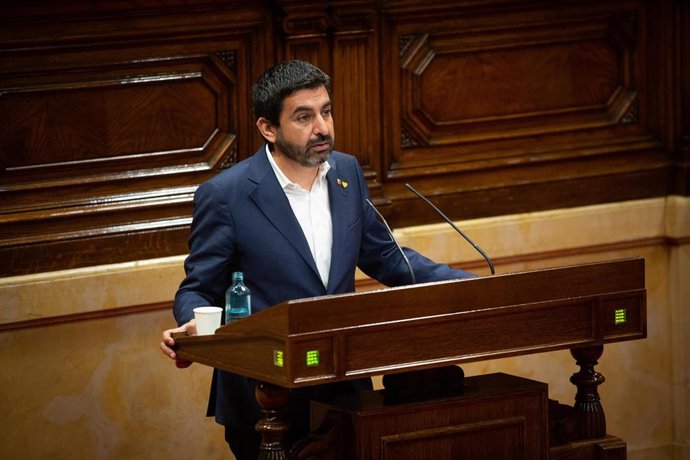 El conseller de Trabajo, Asuntos Sociales y Familias, Chakir El Homrani, durante su intervención en el pleno monográfico del Parlament de Catalunya sobre la gestión de las residencias de la tercera edad, este martes 7 de julio del 2020.
