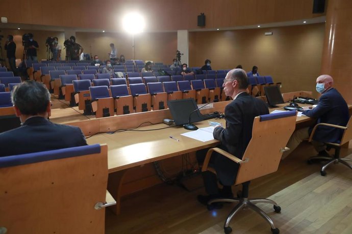 El conselleiro de Sanidade, Jesús Vázquez Almuiña, y el gerente del Sergas, Antonio Fernández-Campa, da una rueda de prensa, en una foto de archivo